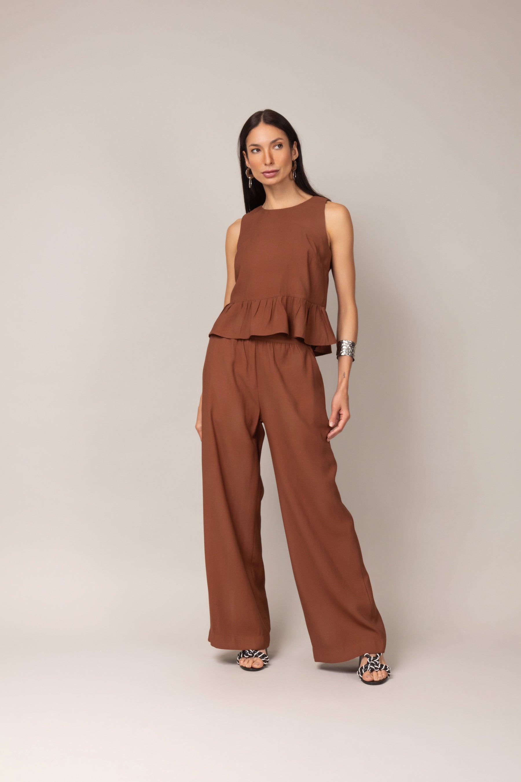 Conjunto com Blusa Peplum e Calça Pantalona