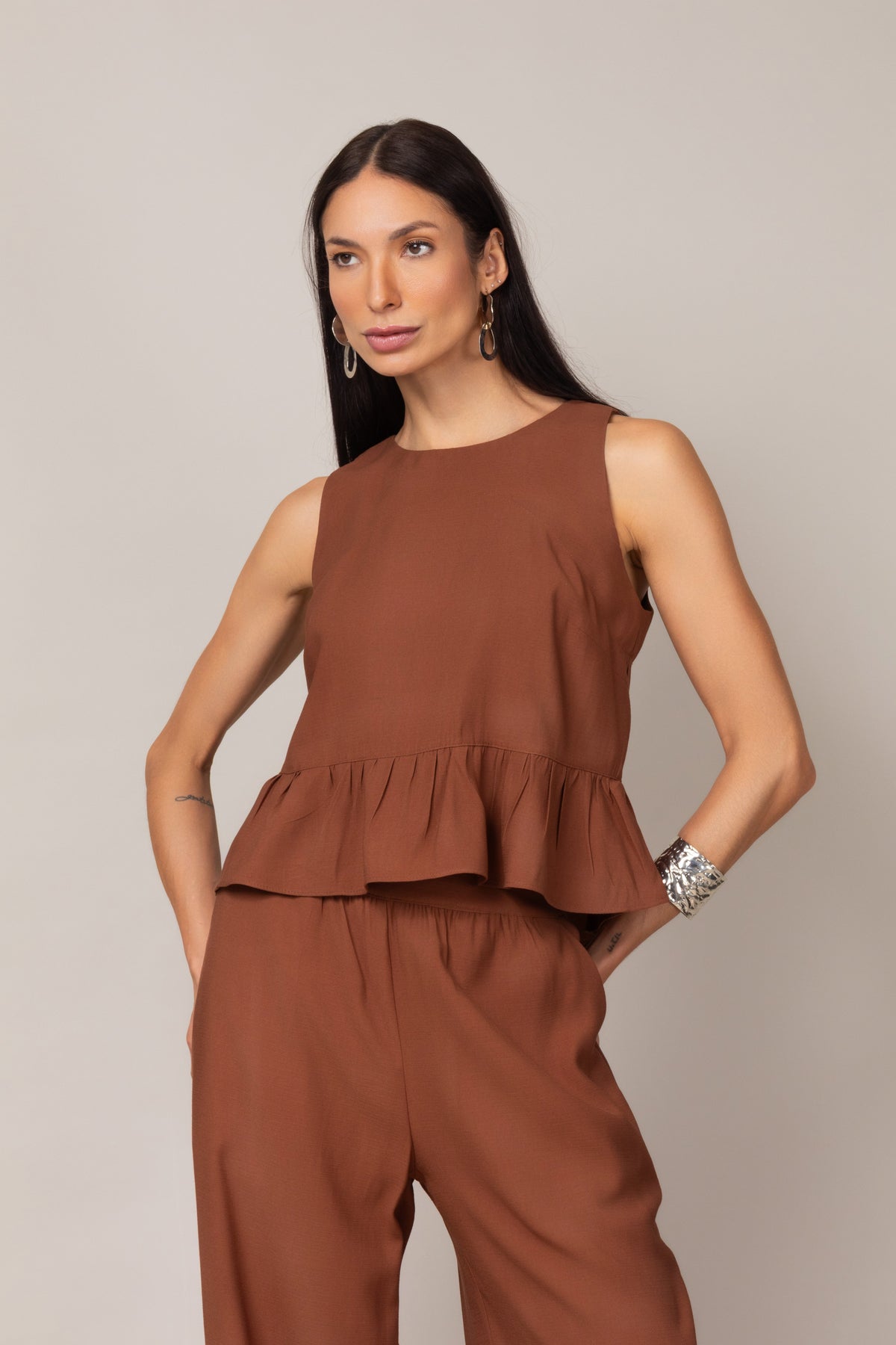 Conjunto com Blusa Peplum e Calça Pantalona