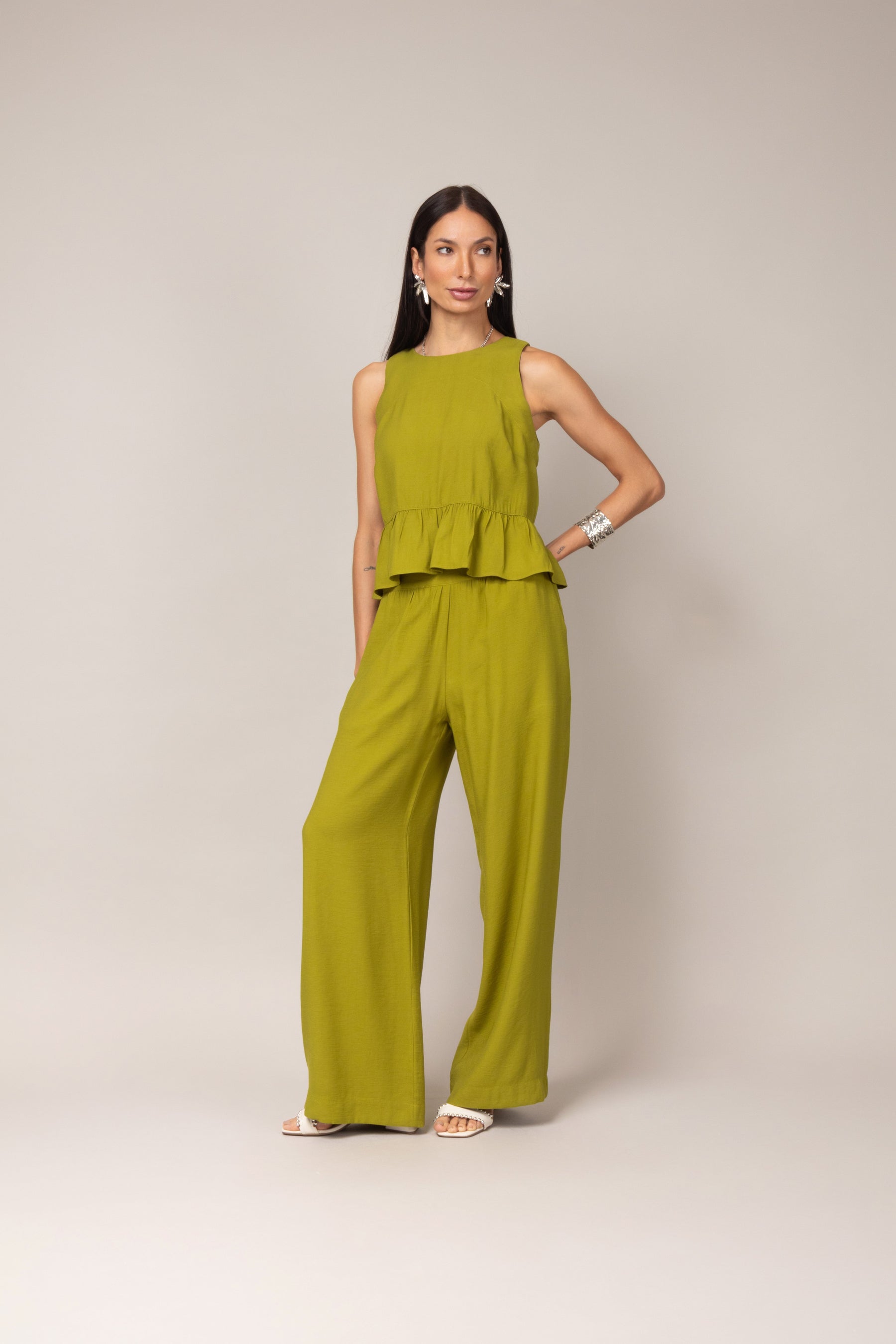 Conjunto com Blusa Peplum e Calça Pantalona