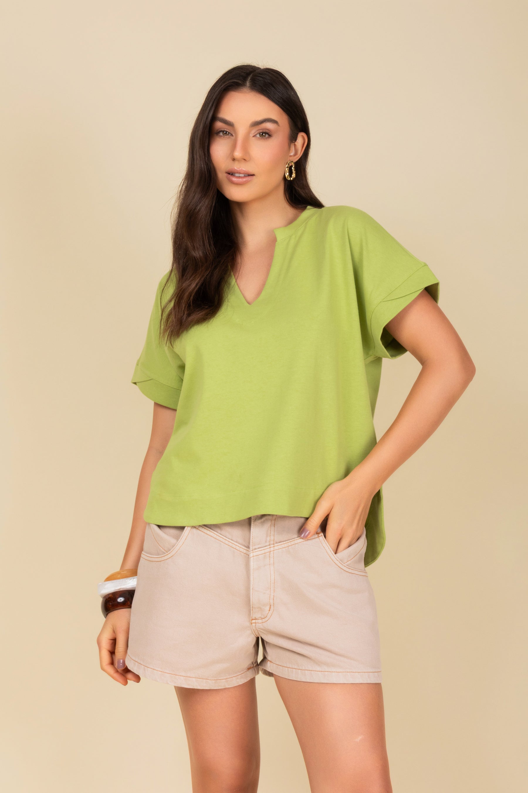 Blusa Decote em V com Manga Dobrada