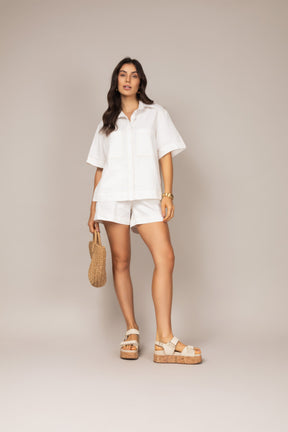 Conjunto Casual com Camisa de Botões e Shorts