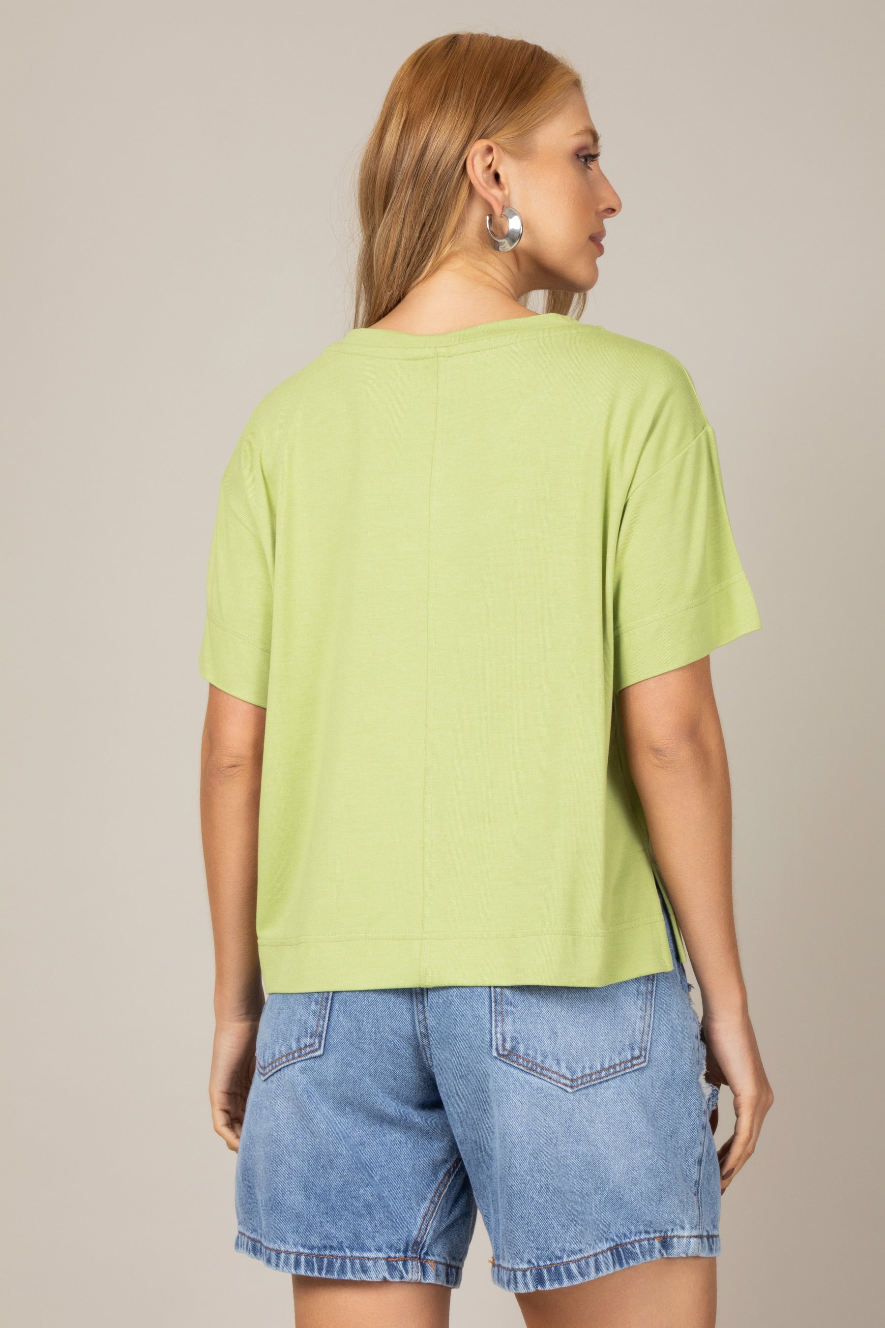 Blusa Básica Decote V em Malha