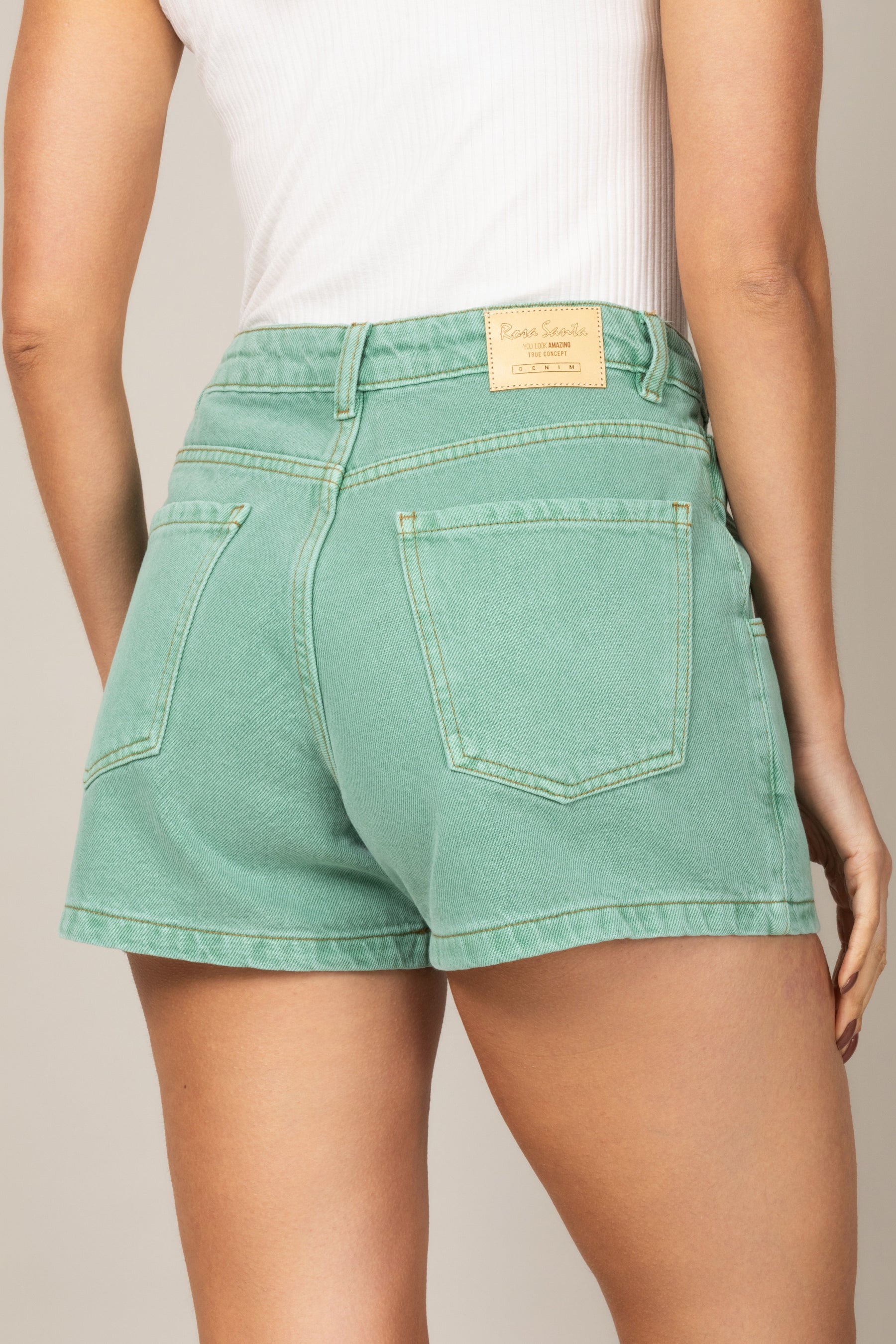 Short Jeans reto com Detalhes