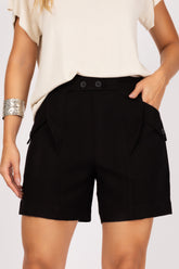 Shorts com Recortes e Botões