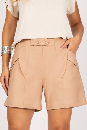 Shorts com Recortes e Botões