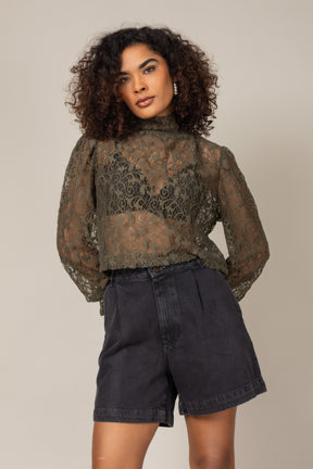 Blusa em Renda com Mangas Bufante