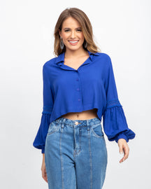 Camisa Cropped com Detalhe em Renda Azul