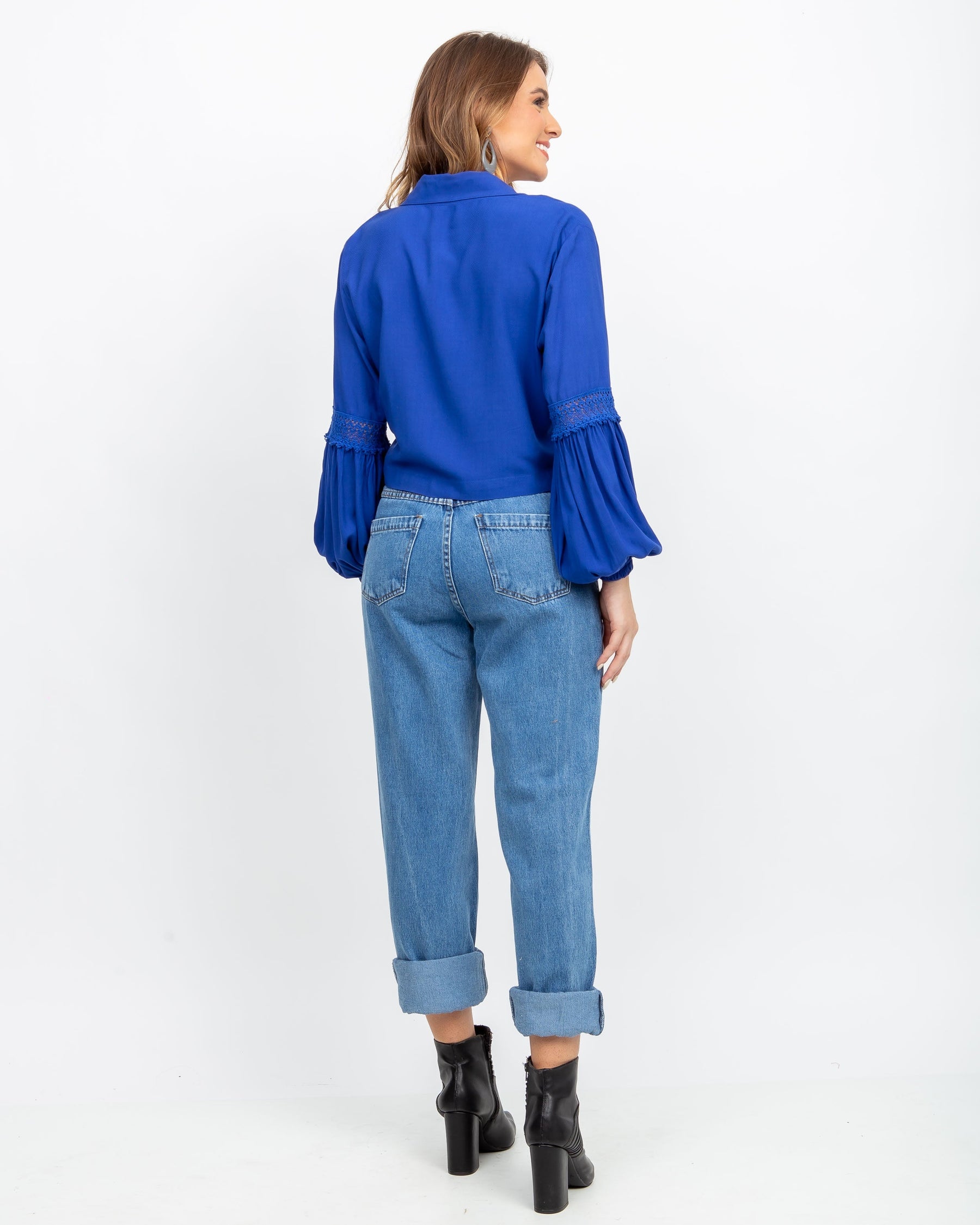 Camisa Cropped com Detalhe em Renda Azul